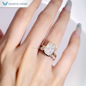 Bộ nhẫn kim cương nhân tạo cắt Emerald, vàng 18k, viền vàng, thương hiệu Tianyu Gems - Product Image 2