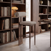 Tabouret de bar en bois massif de style rétro français avec configuration à pédale, sans accoudoirs, pour comptoir haut de restaurant ou bar