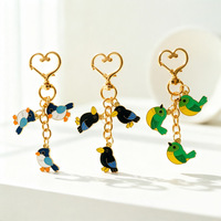 Porte-clés en métal avec triple pendentif émail rigide Vivid Bird et fermoir cœur doré pour décorations de sac