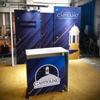 Stand d'exposition rétroéclairé LED en bois et aluminium imprimé par sublimation personnalisée de 10x10 pieds avec toile de fond et étagère pour les salons professionnels