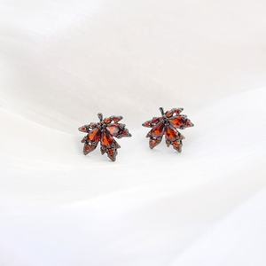 Pendientes de Plata con Diseño de Hoja de Arce Roja Estilo Retro 2025 para Mujer, Chapados en Oro de Alta Gama con Circonita Geométrica - Product Image 5
