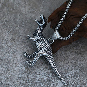 Collier pendentif dinosaure gothique Christian Triceratops en breloque en acier inoxydable plaqué titane avec monture - Product Image 5