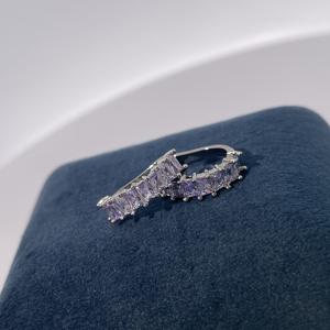 Pendientes de latón chapados en oro Tianyu Gems con circonita cúbica blanca tallada en esmeralda, un diseño clásico y moderno. - Product Image 2