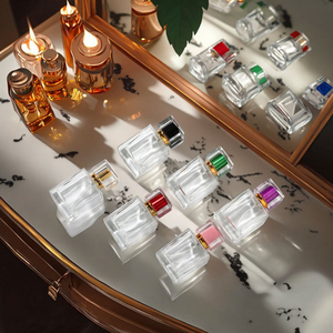 Elegante Dispensador de Perfume de Vidrio Cuadrado de 30ml/50ml, Estilo Lujoso, con Pulverizador, Varias Tapas, Impresión Serigráfica, Embalaje - Product Image 1