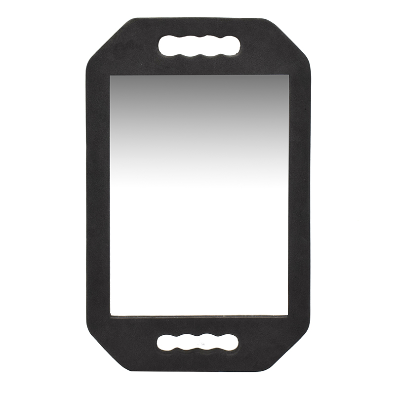 Парикмахерский салон зеркало с черно-белые в окружении черной пены Парикмахерское зеркало