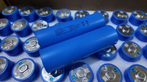แบตเตอรี่ลิเธียมแบบชาร์จได้ รุ่น 40135 Long Life 3.2V 20AH LFP 4000 รอบการใช้งาน สำหรับยานยนต์ไฟฟ้า โดรน และยานพาหนะ - Product Image 5