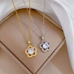 Collar de Acero Inoxidable con Baño de Oro de 18k, Resistente al Deslustre, con Hermosa Flor de Cinco Pétalos y Diamantes - Product Image 3