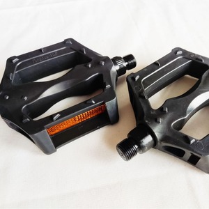 Pédales de vélo de montagne YanHua 20X, noires, en plastique, avec roulement à billes, axe en acier, fabriquées en Chine, certifiées pour le cyclisme hors route - Product Image 3
