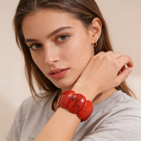 Bracelet manchette ethnique en acier inoxydable marbré rouge XM B58 avec perles incurvées surdimensionnées plaqué or 18 carats pour une mode audacieuse