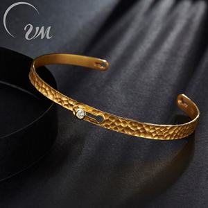 กำไลข้อมือทองคำแท้ 18K/เงินแท้ 925 ประดับเพชรทรงบริลเลียนต์ ดีไซน์ขอบเพชร สำหรับผู้หญิง เหมาะสำหรับวันครบรอบ งานแต่งงาน ใช้ได้ทุกวัน รับรองโดย NGTC จาก UM Jewelry - Product Image 3