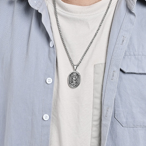 Nueva joyería de moda retro transfronteriza: Collar de acero de titanio con colgante ovalado de San Miguel Arcángel, venta al por mayor. - Product Image 2