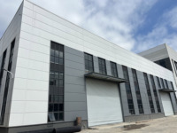 Bâtiment d'entrepôt préfabriqué en structure acier moderne et industrielle sur mesure pour le stockage, la fabrication et le transit dans le commerce électronique