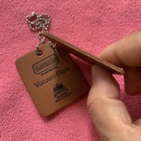 Étiquette de vêtement en cuir avec logo personnalisé, étiquette oscillante en cuir PU de qualité supérieure avec logo en relief double face pour sacs
