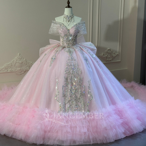 Robe de bal de Quinceañera de luxe XS295 rose avec broderie sur les épaules, imprimé, nœud et traîne chapelle, 100 % polyester - Product Image 2