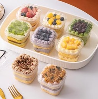 Boîte à dessert carrée transparente en plastique pour tiramisu, conteneur à gâteau mousse transparent avec couvercle pour emballage de boulangerie (vente en gros)