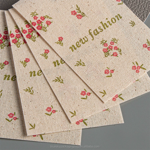 ODM/OEM Biểu Tượng Tùy Chỉnh In Hàng May Mặc Nhãn Dệt Thẻ Với Hoa Thiết Kế Chất Lượng Cao Thời Trang Xây Dựng Thương Hiệu Treo Thẻ - Product Image 2