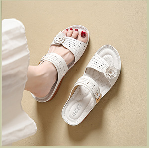 La fábrica está vendiendo las nuevas pantuflas estilo plataforma al por mayor. Estas sandalias de exterior son modernas y cómodas para damas. - Product Image 6