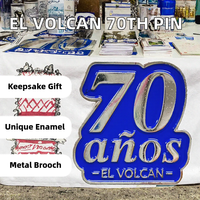 Broche en émail plaqué argent El Volcan 70e Anniversaire, forme irrégulière, lettres en relief, pour événement, objet de collection, cadeau