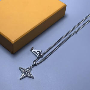 Colar de Design de Alta Qualidade com Pingente em Forma de V Preto com Gotas de Óleo, Colar Quadrado com Flor de Quatro Folhas, Colar Médio-Longo com Correntes Finas - Product Image 3