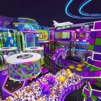 Equipo de juegos interior directo de fábrica: Plataformas transparentes con temática futurista de arcade espacial, piscina de bolas de cápsulas alienígenas y bloques de cohete.