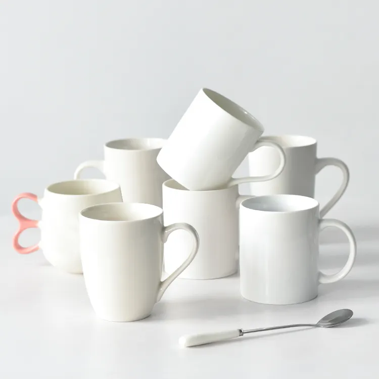 Verschiedene weiße Keramik becher Mark Tassen anpassbar mit Logo-Grafiken und Inhalt. Die Preise variieren für jedes Design