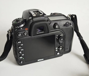 Cámara Digital Usada Original Nikon <span class=keywords><strong>D7200</strong></span> con Lente Básico de 18-105 mm para Uso Personal en el Hogar - Product Image 4