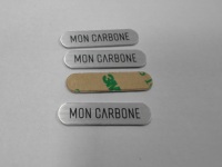 Plaque signalétique métallique gravée et sérigraphiée sur mesure OEM pour l'industrie des équipements sanitaires et des machines - Finition oxydée et étiquette logo
