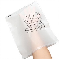 Sacs d'emballage personnalisés en gros pour vêtements, avec logo imprimé, en PE noir transparent givré, refermables, recyclables