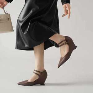 Sandales compensées à bout pointu avec doublure en PU et fermeture à boucle, confortables pour femme 7000A - Product Image 1