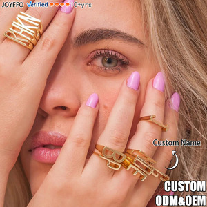 Anillos de Moda Personalizados JOYFFO, Anillo de Oro de Alta Calidad al por Mayor con 26 Letras para Mujer y Hombre - Product Image 1