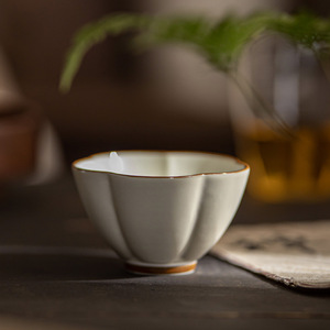 Tasse à thé en céramique blanche Ding Ware, forme irrégulière, porcelaine faite à la main pour le thé de l'après-midi - Product Image 1