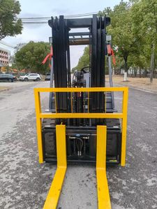 Chariot élévateur TCM de 3 tonnes avec mât à 3 sections, levée de 6 mètres, équipé d'un moteur Isuzu, puissant et facile à utiliser - Product Image 2
