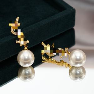 Boucles d'oreilles pendantes de luxe exquises en zircon et perles, élégantes boucles d'oreilles clous en cristal et strass avec lettres et perles grises, idéales pour les cadeaux - Product Image 2