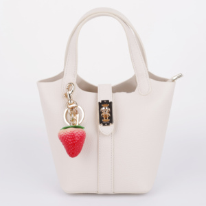 Modieuze Tas Bedel Legering Karabijnhaak Vintage Stijl Realistische Aardbei En Verguld Ontwerp Cartoon Sleutelhouder Groothandel - Product Image 3