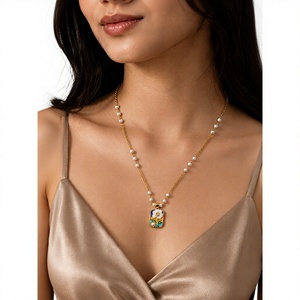 Collar Personalizado con Baño de Rodio, Colgante Floral Esmaltado, Cadena con Acento de Perla de Agua Dulce, Joyería Fina de Herencia, Set de Regalo para Mujer - Product Image 1