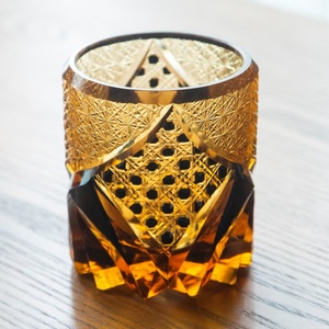 Verre à whisky japonais Edo Kiriko à base épaisse, gravé à la main, motif Chevalier Noir, avec pierres, 220 ml 30 ml - Product Image 3