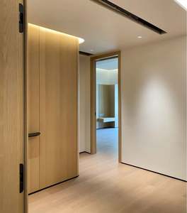 Panneaux muraux intérieurs en placage de bois naturel, panneau mural intégré, porte et armoires de même matériau et de même couleur - Product Image 2