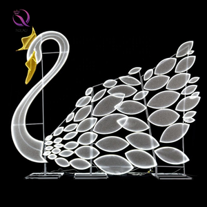 Thanh lịch khổng lồ sáng trắng cánh Thiên Nga với vương miện vàng sang trọng bầu không khí mơ mộng ánh sáng cho đám cưới bên nền trang trí - Product Image 2