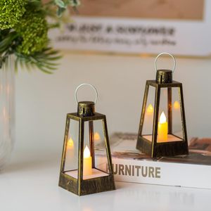 Mini lanterne décorative, petites lanternes à bougies dorées avec <span class=keywords><strong>bougie</strong></span> LED vacillante pour <span class=keywords><strong>la</strong></span> décoration <span class=keywords><strong>de</strong></span> table <span class=keywords><strong>de</strong></span> mariage, Noël, piles incluses - Product Image 3