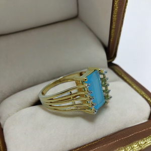 Bague élégante en or 22 carats avec pierre précieuse bleue et accents de diamants sur les côtés, bague de créateur élégante pour femmes, bijoux modernes - Product Image 4