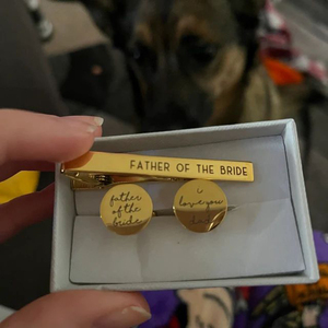 新しいスタイルのカスタム花嫁と花婿の名前結婚式の日付高度に磨かれたステンレス鋼のカスタムネクタイピン - Product Image 1