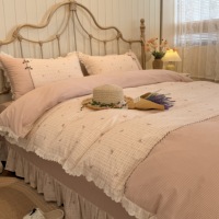Parure de lit quatre pièces style coréen 100% coton 40 200TC rose pastoral avec bordure en dentelle brodée, jupe de lit, housse de couette, drap et taie d'oreiller