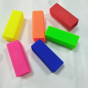 Mantieni facilmente la <span class=keywords><strong>spazzola</strong></span> <span class=keywords><strong>per</strong></span> la rimozione dei <span class=keywords><strong>peli</strong></span> <span class=keywords><strong>di</strong></span> animali domestici con massaggio elettrostatico <span class=keywords><strong>per</strong></span> cani e gatti con logo personalizzato - Product Image 3