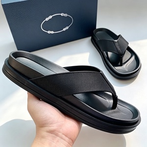 Vente en gros de pantoufles de luxe confortables pour hommes et femmes, de marque de créateur pour l'extérieur, en tissu imprimé classique et respirant, style décontracté - Product Image 1