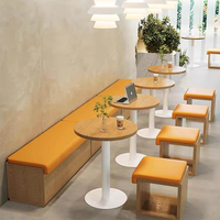 Ensemble de mobilier commercial pour salon de thé : table ronde en bois, banquette de rangement et tabourets pour café