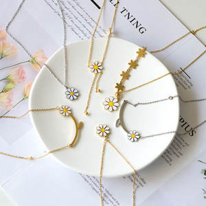 Delicado Collar de Mujer con Colgante de Margarita, Chapado en Oro PVD de 14k y 18k, Acero Inoxidable 316L, Joyería Fina - Product Image 4