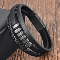 Bracelet en cuir ajustable gravé multicouche avec breloques et boucle en acier inoxydable pour anniversaire de petit ami ou mari