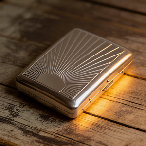 Estuche de Cigarrillos Metálico Grabado Vintage, Plateado y Pulido, Caja Impermeable para Almacenamiento de Tabaco con Patrón Decorativo para Hombres y Mujeres - Product Image 3