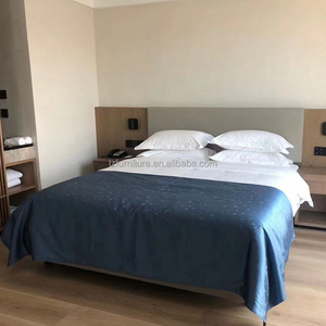 Ensemble lit queen et matelas en bois massif pour hôtel, avec tête de lit douce et deux tables de chevet assorties, pour mobilier de chambre d'hôtel 3 étoiles - Product Image 6