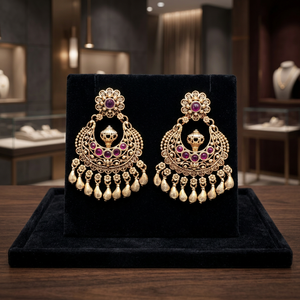 Boucles d'oreilles tendance en laiton, forme lune, finition or mat, style antique du sud de l'Inde, qualité export, en promotion en ligne - Product Image 3